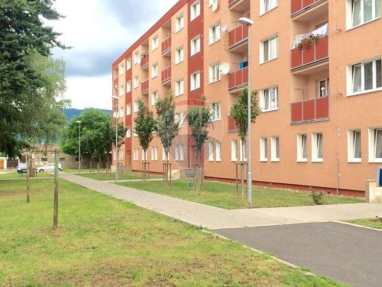Záznam o prodeji srovnávané nemovitosti č. 2 1. Identifikace Prodej, Byt, 53 m 2, V Domkách, Duchcov, okres Teplice Celková cena: 499.000 Kč Adresa: V Domkách, Duchcov, okres Teplice 2.