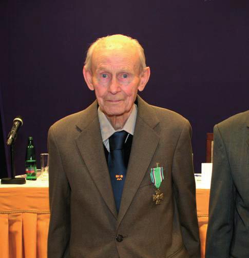 RNDr. Jaroslav Červený oceněný Záslužným křížem ministerstva obrany ČR při oslavách vzniku vojenské hydrometeorologické služby v listopadu 2009. Foto O.