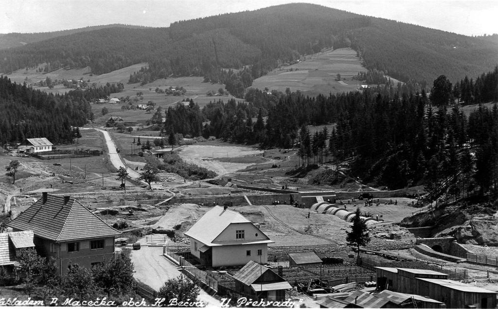 Výstavba přehrady začala v r. 1933.