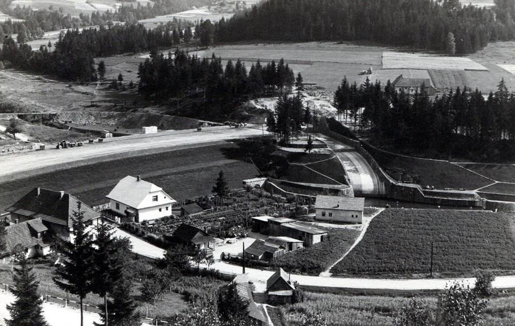 Pohled od severu z úbočí Opáleného. Stavba přehrady trvala dlouhou řadu let, než byla dokončena v r. 1944.