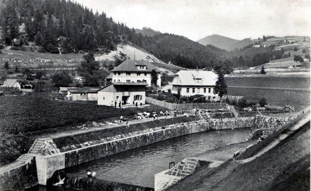 Podnikavý obchodník Pavel Maceček, který tu kromě vlastního obuvnického závodu (1927-1934) provozoval v letech 1926-1953 obchod (čp.