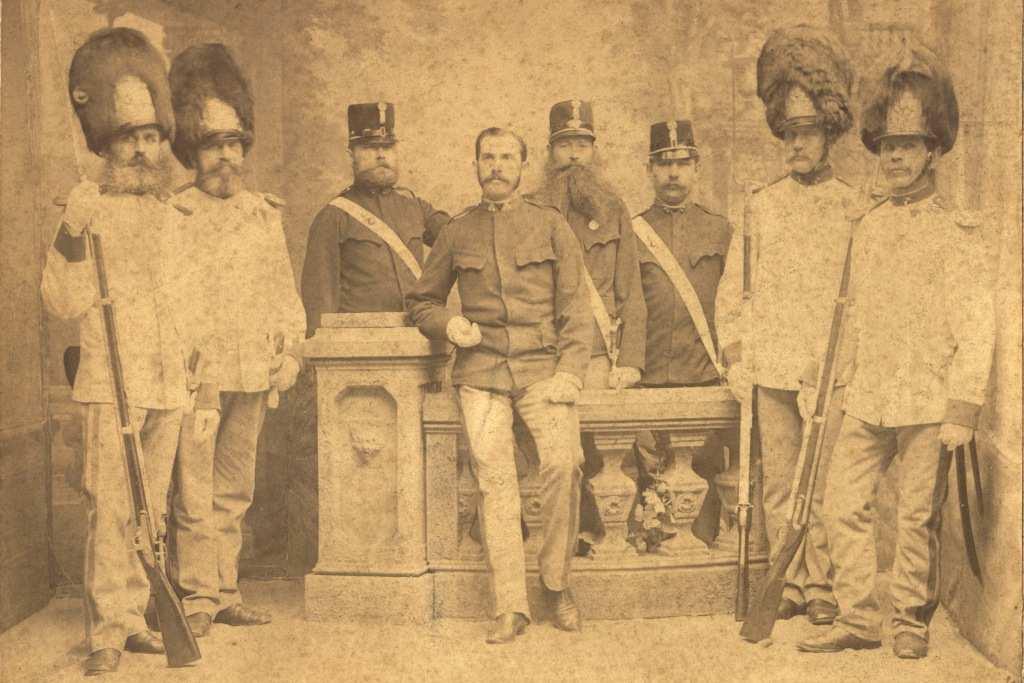 1. Gardisté ve slavnostních a bžných uniformách, kolem r. 1890.