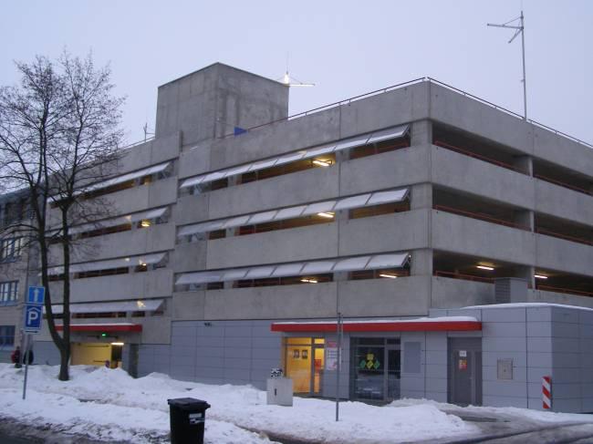 Koncese je mediálně více sledované a politicky citlivé téma z důvodu dlouhodobého trvání a inkasa parkovného soukromým subjektem.