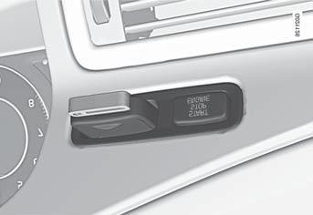 03 Prostředí řidiče Startování motoru 03 Spínač zapalování s vloženým dálkovým ovladačem s klíčem a tlačítko START/STOP ENGINE.
