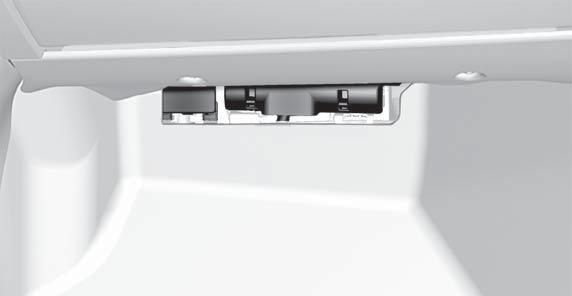 06 Údržba a servis Pojistky Pod schránkou v palubní desce 1. Odklopte obložení interiéru zakrývající pojistkovou skříňku. 2. Stiskněte zámek krytu a vyklopte jej nahoru. 3.