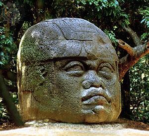 Obrázek 2 Olmécká kolosální hlava vytesaná z čediče v Museo de La Venta, outdoorové muzeum poblíž Villahermosa, Tabasco, Mexiko; photo: Robert Frerck/Odyssey Productions (Zdroj: The Colossal Heads of