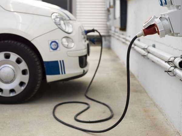 ELEKTRICKÁ MOBILITA SOUČÁSTÍ ENERGETIKY Využití automobilu je velmi malé 90% času prostojí na parkovišti V této době může pracovat Elektrická vozidla má smysl používat na krátké jízdy kolem komína.