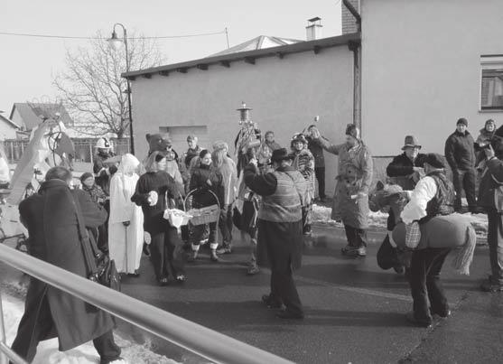 Za zvuku lidových zpěvů, dobových masopustních říkadel a taškařic, které pronášeli v masopustních maskách herci ochotnických divadel ŠUPI- NY, Bílého divadla, Divadla 9 a členů Sboru dobrovolných