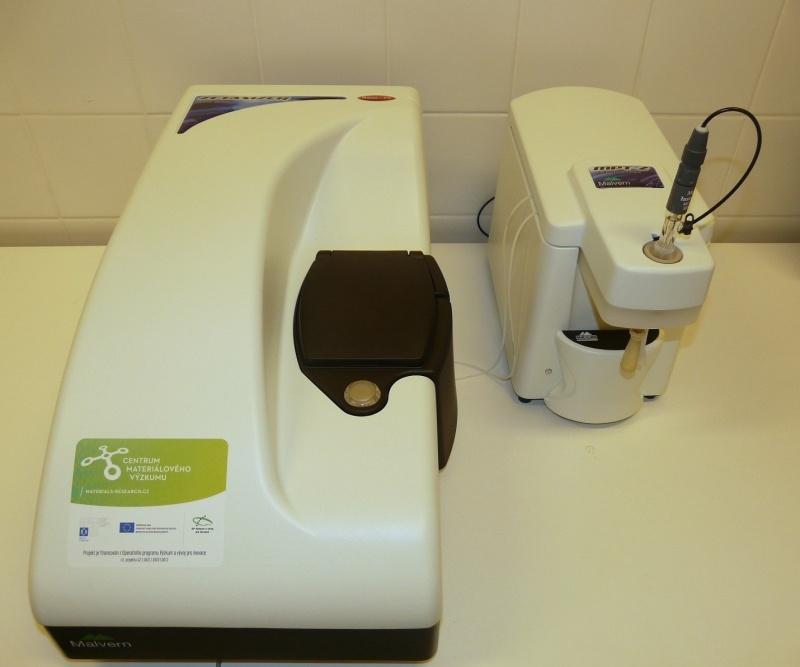 Během měření dynamického rozptylu světla dochází k interakci laserového zdrojového záření s částicemi ve vzorku.