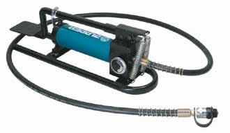 Typ: nožní pumpa Výstupní tlak: 20-700 bar Množství olejové náplně: 0,7l Provedení: dvoupístové 11,2 kg Rozměry: 450 x 150 x 200 mm (d x š x v) Elektrohydraulická pumpa TEP-700 (bez ovládání) Obj. č.