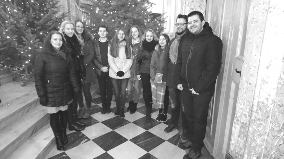 SCHOLA VENIMUS Schola Venimus je společenství mladých lidí z frýdecké farnosti, které baví hudba a zpěv. Zpěvem a hudbou sloužíme nejen v naší farnosti, ale i mimo ni.