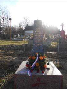 Před bránou jsme si povídali o tom, co to jsou dušičky a jak se máme na hřbitově chovat. Pan farář nám otevřel bránu a v tichosti ve dvojičkách jsme šli ke kříži.