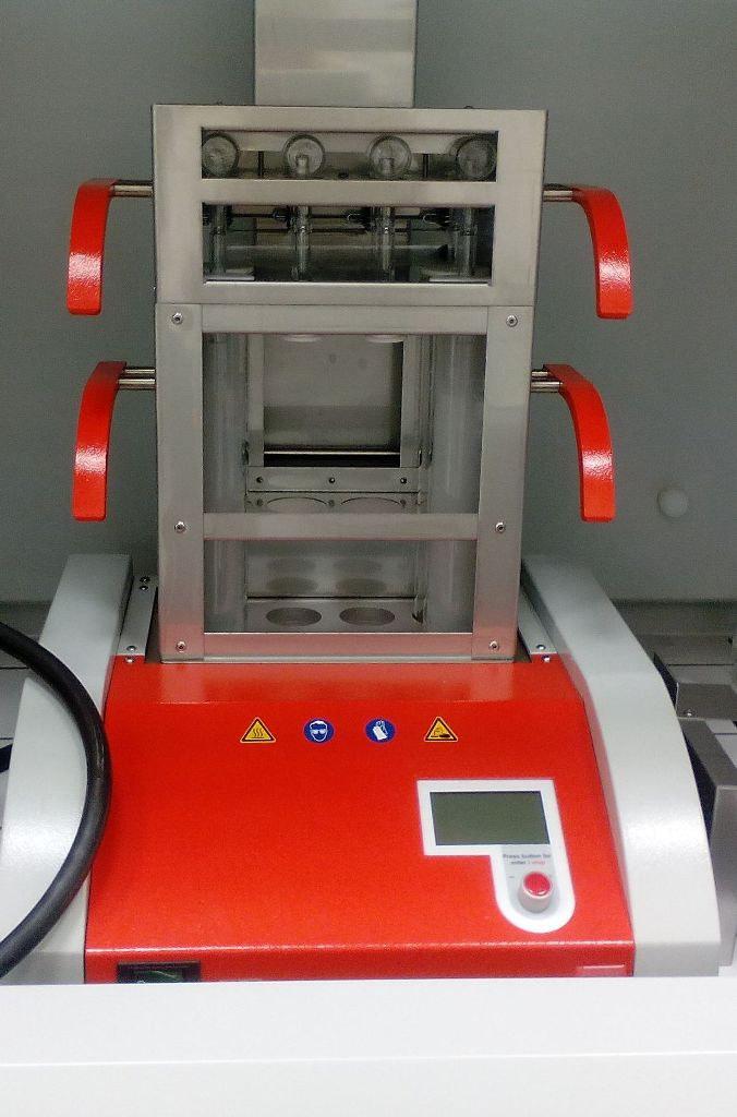 Mezitím si navážíme 5 g vzorku a dáme vypalovat při 130 C do pece na 90 minut. Po 90 minutách odebereme vzorky do Exsikátoru. Po zchladnutí vzorky zvážíme a vypočítáme vlhkost.