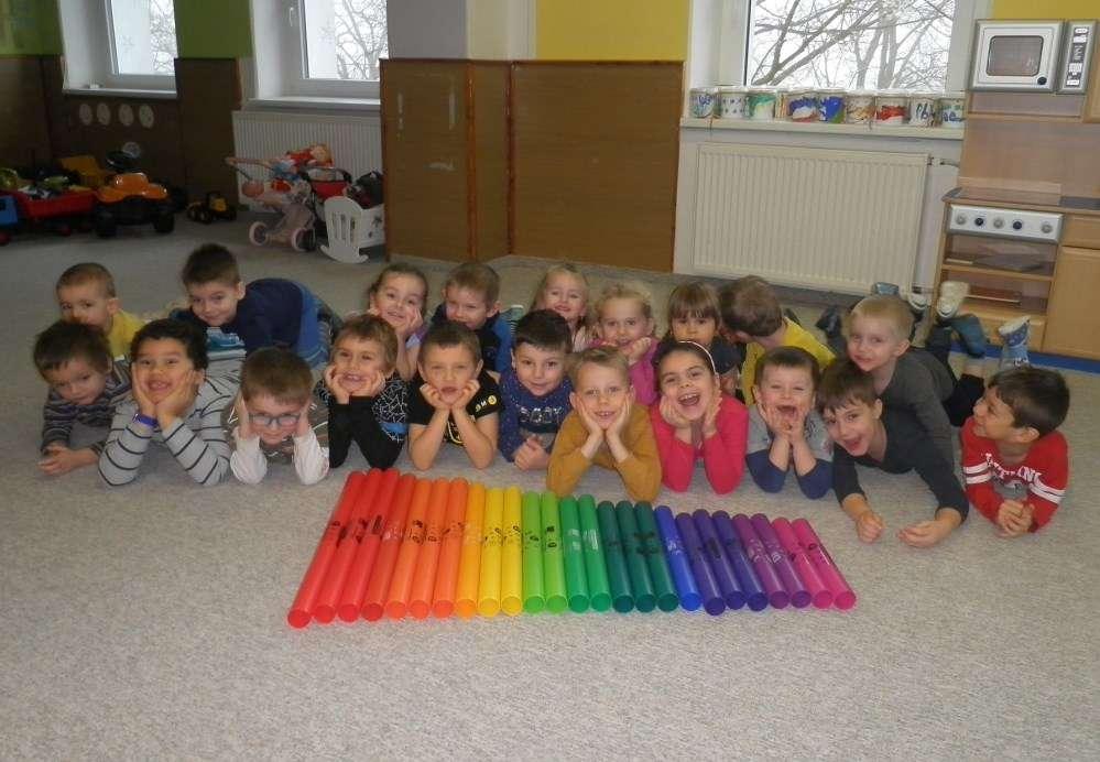 Oblíbeným nástrojem dětí jsou v naší školce boomwhackers (trubky rozličných barev a délek vydávající rozličné tóny), které nabízejí širokou škálu nejen hudebního využití.