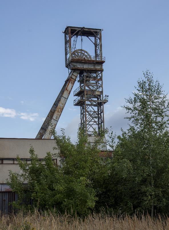 ŠACHTA Č. 3 Téma: Prohlídka památníku šachty č. 3. Historie bývalého uranového Dolu Hamr I. a jeho ložisková geologie. Šachta č. 3 patřila k areálům vybudovaným za účelem těžby uranu.