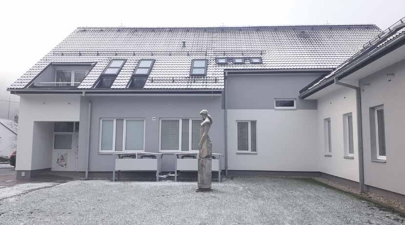 Bělou. Celá stavba má moderní vzhled a je navíc vkusně barevně sladěná.