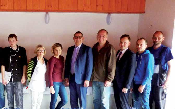 Ke Studánce mám od mládí velmi silný vztah MATRIX INFO hotel Studánka Miloslav Talavašek (čtvrtý zprava) v obklopení svých kolegů z hotelu Studánka. Vlevo od něho stojí ředitel Letoviska Bc.