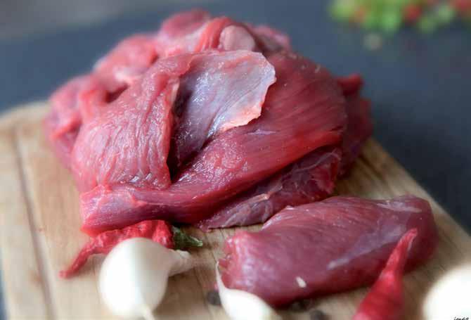 Odleželou dančí zvěřinu, kýtu, hřbet nebo plecko zbavíme blan a vypereme, protáhneme hustě slaninou (kdo dává přednost dietní úpravě, může slaninu vynechat) a osolíme. 2.