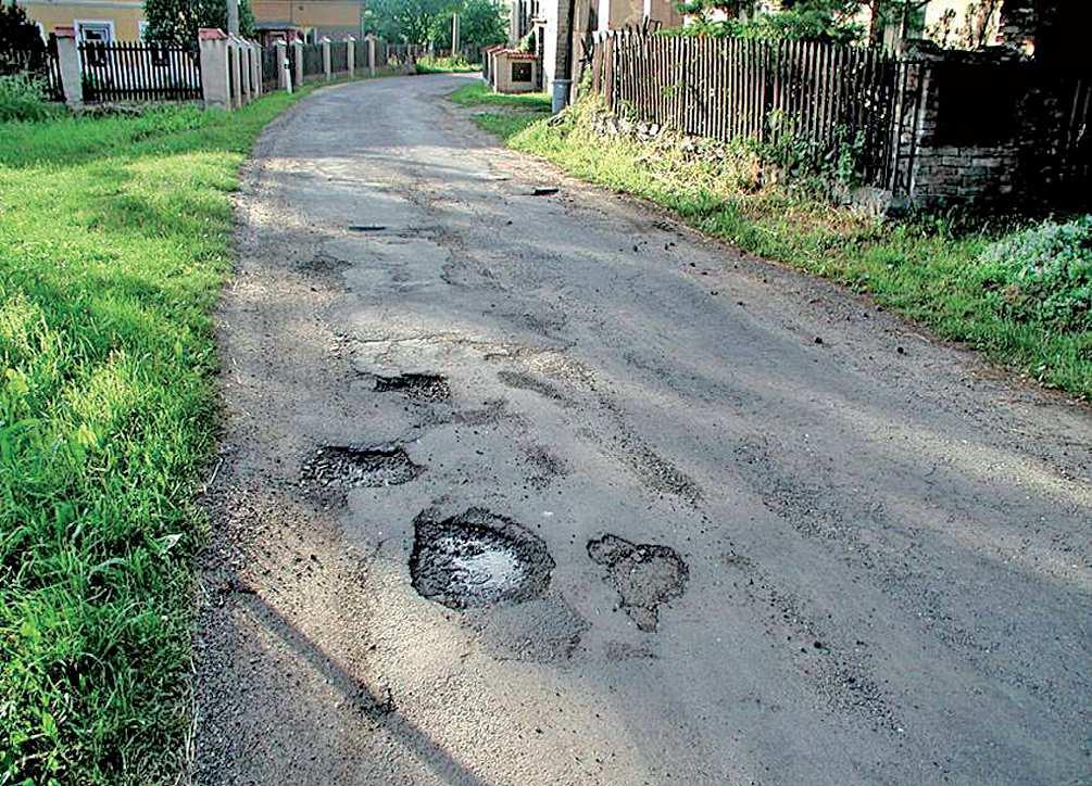 Ztráta hmoty Výtluky Pokračuje-li hloubková koroze a neprovede se žádné opatření, nakonec dojde ke ztrátě hmoty celých vrstev a vytvoří se výtluk.