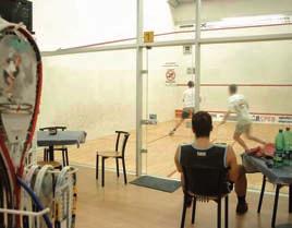 Fitness Ke squashi, jako ke každému sportu patří i fyzická příprava. Proto nedílnou součástí areálu je i fitness.