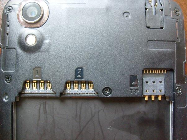 4 VLOŽENÍ KARET: SIM1, SIM2 & microsd Sloty SIM1, SIM2 a microsd jsou umístěny nad baterií. Sejměte zadní kryt a podívejte se na ně.