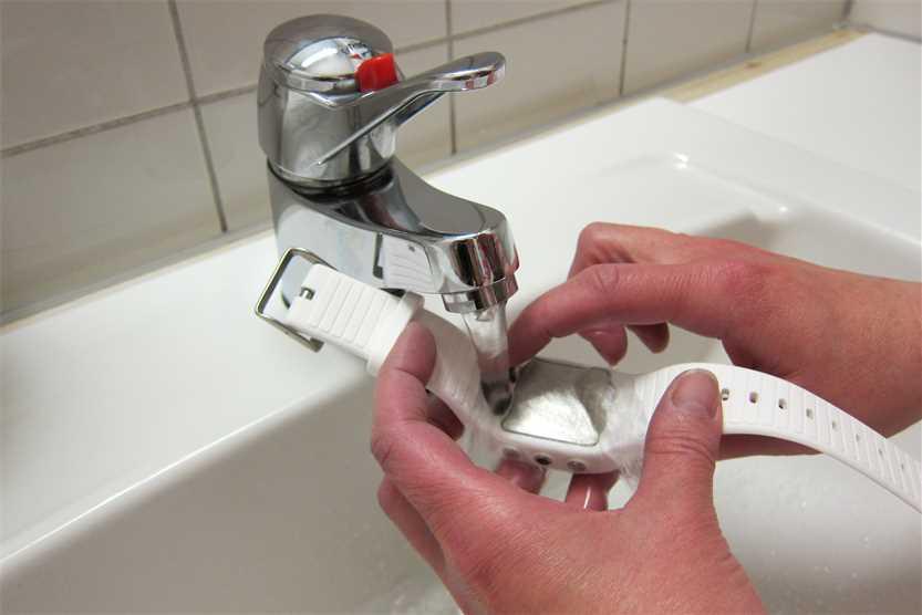 2. Po každém tréninku opláchněte port USB vlažnou kohoutkovou vodou.