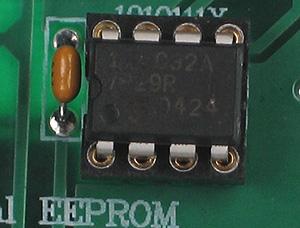 Různé typy PROM Programmable ROM (1956), programovatelná (pouze jednou) EPROM Erasable PROM (1971), umožnila smazat