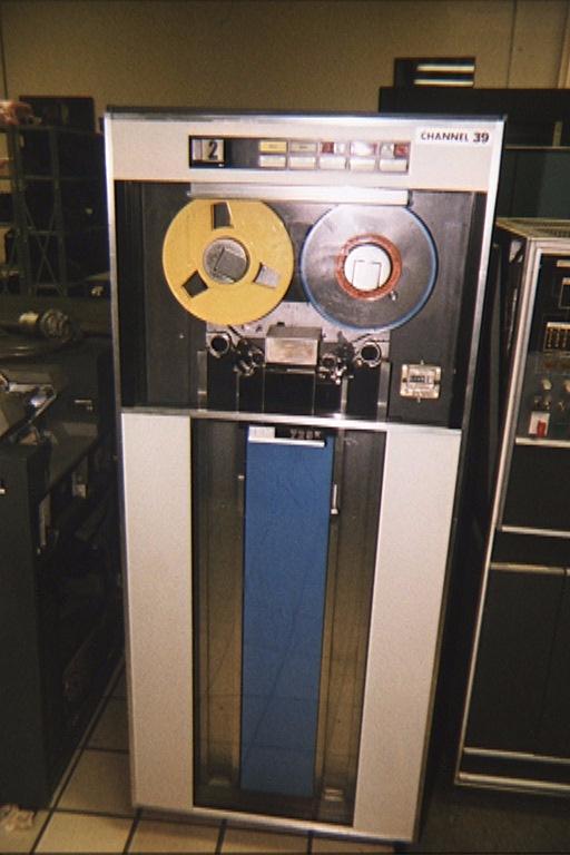 Magnetické pásky Poprvé nasazeny u počítače UNIVAC 1 v roce 1951, hustota záznamu byla 128 znaků na palec na 8 stopách. Hlavní záznamové médium vnější paměti u mainframů.