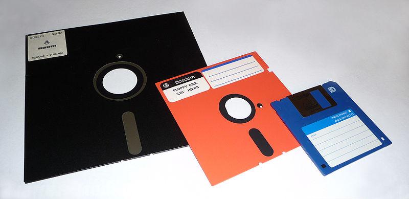 Diskové paměti Rotující pevný/pružný disk, pohyblivá čtecí hlava. Stopy jsou uloženy v soustředných kružnicích.