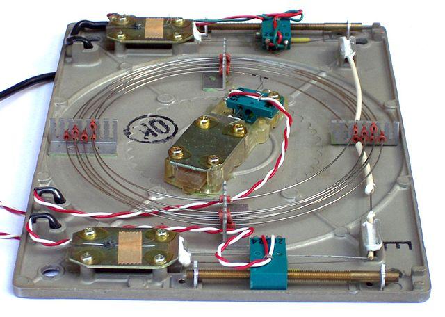 Zpožd ovací linky I. Používány od I. generace počítačů (UNIVAC I, EDVAC apod.) až do 70. let Vynálezce W. Shockley z Bell Labs (mj. autor tranzistoru). 40. léta 20 stol, J. P. Eckert další zdokonalení umožnilo využít je jako hlavní pamět v počítačích.