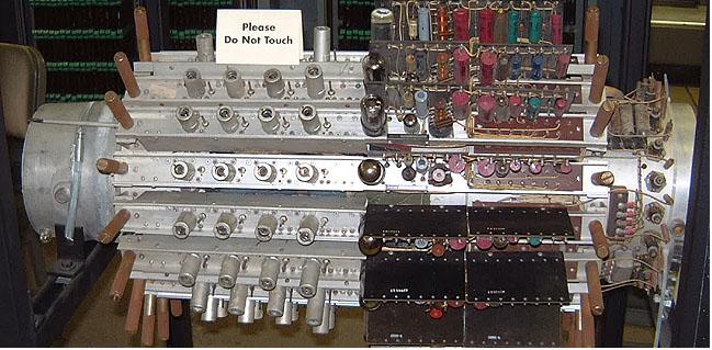 Zpožd ovací linky II. El. pulsy se měnily na mechanické (pomalejší, v řádku µs). Po dosažení konce přenosového média byly vlny přeměněny zpět na el. pulsy. Médium mohlo přenášet stovky či tisíce vln (i opakovaně).