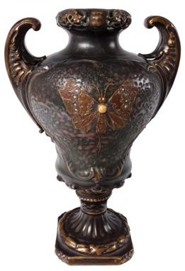 1900, bělnina, glazováno, zlaceno, výška 25 cm 6 000 Kč / 221 Váza vznikla jako součást série Alegorie zobrazující čtyři evropské mocnosti,