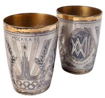 Pohárky Olympiáda Moskva 1980 punc, Rusko, Moskva, stříbro, zlaceno z vnější i vnitřní strany, ryzost 875/1000, hmotnost 98,02 g, 2 ks, rytý a niellový dekor s olympijskými motivy, výška 5,5 cm 5