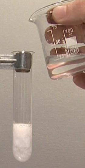 H2O hydroxid vápenatý je velmi málo rozpustný ve vodě; při