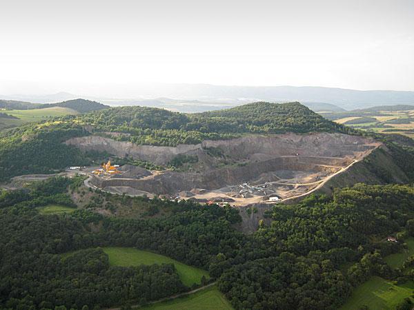 Obr. 9: Kamenolom Dobkovičky na úpatí vrchu Kubačka. (převzato z www.kamenzbraslav.cz) Obr. 10: Olivínový xenolit (lherzolit) v čediči. (foto: Radoň M., 2009; převzato z www.geology.cz/foto/18202) 5.