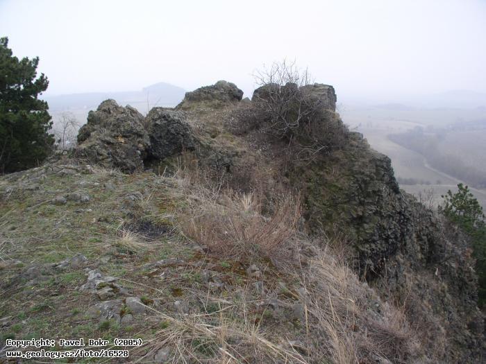 Obr. 11: Vrch Kuzov. (foto: Bokr P., 2005; převzato z www.geology.cz/foto/16528) Obr. 12: Dvě ţilné intruze leucitického tefritu vrchu Kuzov. (převzato z www.geology.cz/foto/18088) 5.