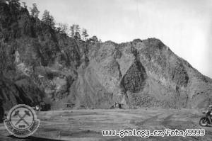 Obr. 13: Bývalý čedičový lom Prackovice. (převzato z www.geology.cz/foto/9999) 5.4 Medvědí vrch Medvědí vrch (Medvědický kopec, vrch Lhotka) dosahuje výšky 570 m 
