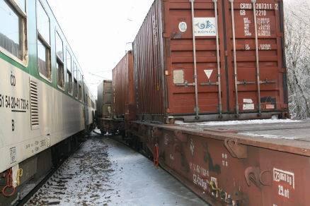 Výroční zpráva 9 S výjimkou 5 případů nebyla příčina střetů drážních vozidel s osobami na straně železnice.