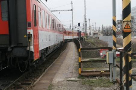 Přispívajícím faktorem byla absence technických prostředků zabezpečení zabraňující nedovolené jízdě vlaku za hlavní návěstidlo, které jízdu vlaku nedovoluje.