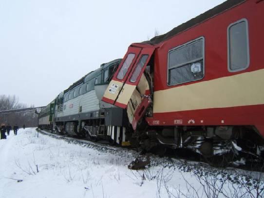 Praha Vršovice narazila posunující lokomotiva do boku předposledního vozu rychlíku R 87 Macocha. Při MU nebyl nikdo zraněn a celková škoda dosáhla,5 milionu korun.