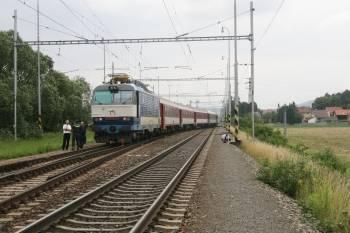hod. se při posunu v žst. Brno hl. n. v obvodu odstavného nádraží srazila lokomotiva s odstavenými osobními vozy. Při nehodě nebyl nikdo zraněn. Škoda byla vyčíslena na, milionu korun.