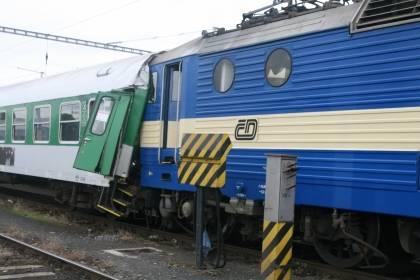7. 9 ve. hod. mezi žst. Strančice a žst. Senohraby vykolejil jeden vůz za jízdy vlaku Pn. nsl. 8. Při MU nebyl nikdo zraněn a celková škoda dosáhla částky 5 tisíc Kč.