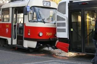 se v areálu vlečky kamenolomu Zárubka na Chrudimsku na železničním přejezdu zabezpečeném pouze výstražnými kříži střetl posunový díl tvořený 5 vozy s nákladním automobilem.