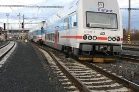 Výroční zpráva 9 Dne 8.. 9 v.8 hod. v žst. Kolín při vjezdu do stanice vykolejil na výhybce č. 77N první a druhý vůz osobního vlaku Os.
