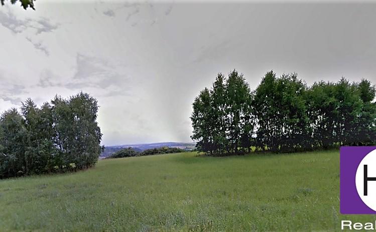 Na hranici pozemku je zaveden elektrický proud 220/380.