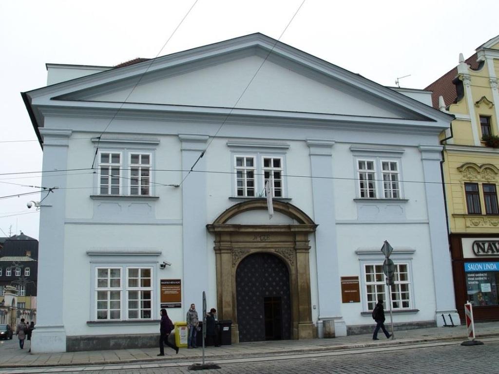 Kontakty Veronika Eretová T +420 378 032 470 M +420 601 329 746 E eretovav@plzen.