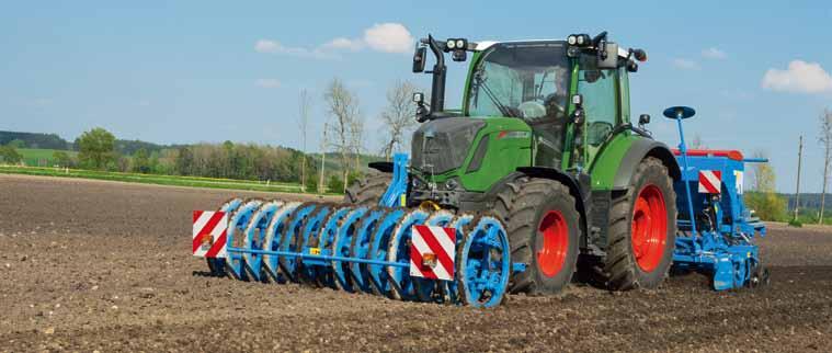 Varioterminál 7-A sjednocuje do jediného terminálu veškeré funkce traktoru a přípojného nářadí. Se souvraťovým managementem Variotronic TI, který je plně integrován do Varioterminálu, ušetříte až 1.