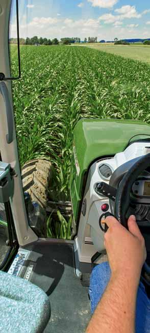 Upřednostňujete-li možnost otevírání čelního skla, je možné dodat Fendt 300 Vario s děleným čelním sklem. Dohromady nabízí kabina VisioPlus 6,2 m 2 prosklenné plochy bez B sloupku pro dokonalý výhled.