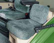 Integrovaná klimatizace se stará o optimální chlazení a komfort manuální ve verzi Power a plně automatická ve verzi Fendt 300 Vario Profi.