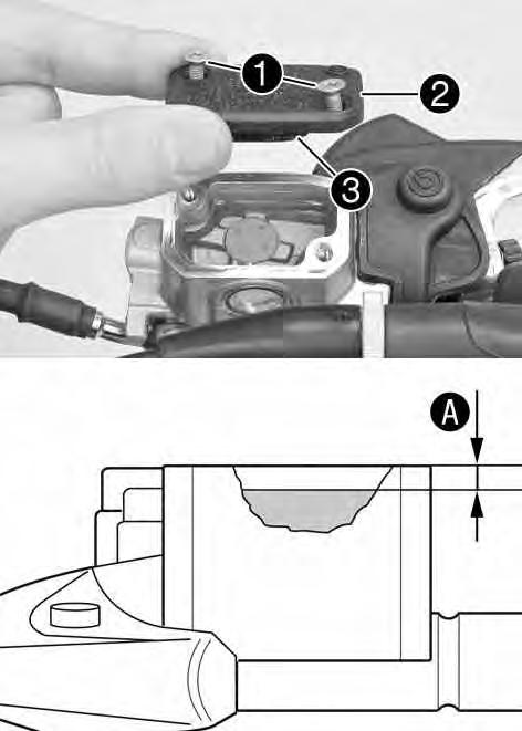 12 BRZDOVÁ SOUSTAVA 69 Hlavní práce Uveďte do vodorovné polohy zásobník brzdové kapaliny namontovaný na řídítkách. Vyšroubujte šrouby1. Sejměte víčko2smembránou3.